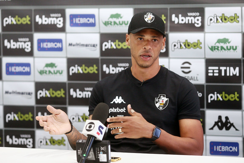 Anderson Conceição em coletiva no CT Moacyr Barbosa