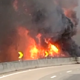 Incêndio em caminhão de combustível interdita BR-101 no Sul Fluminense