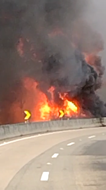 Incêndio em caminhão de combustível interdita BR-101 no Sul Fluminense