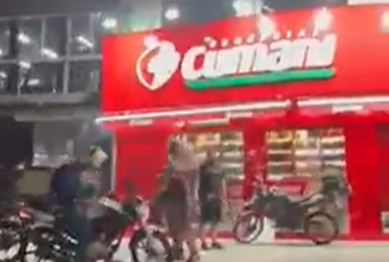 Motorista atropela bandidos e carro vai parar dentro de farmácia na zona oeste do Rio