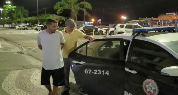 homem preso na barra