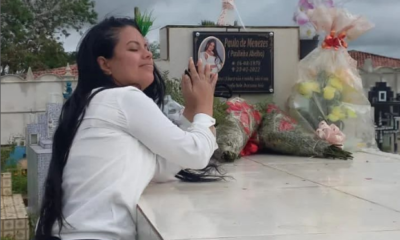 Familiares de Paulinha Abelha cantam parabéns para a cantora no cemitério