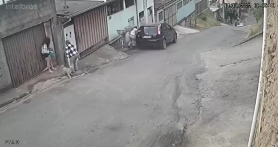 Carro desgovernado desce morro e capota em Angra dos Reis