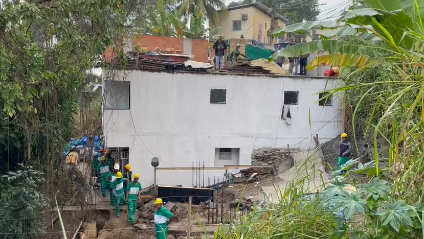 Construção irregular é destruída em Laranjeiras