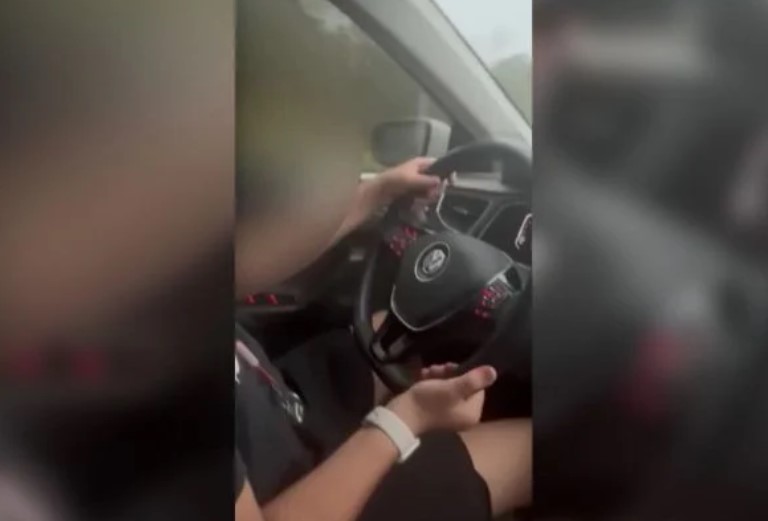 Criança dirige carro em rodovia do MS