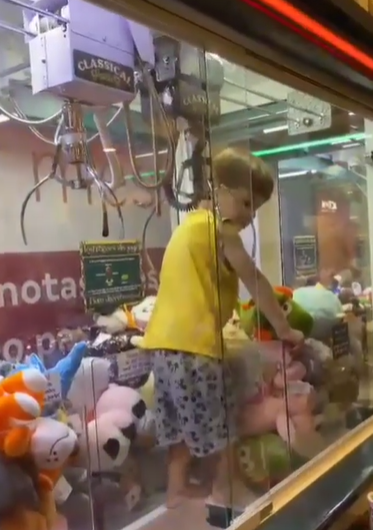 Criança presa em brinquedo