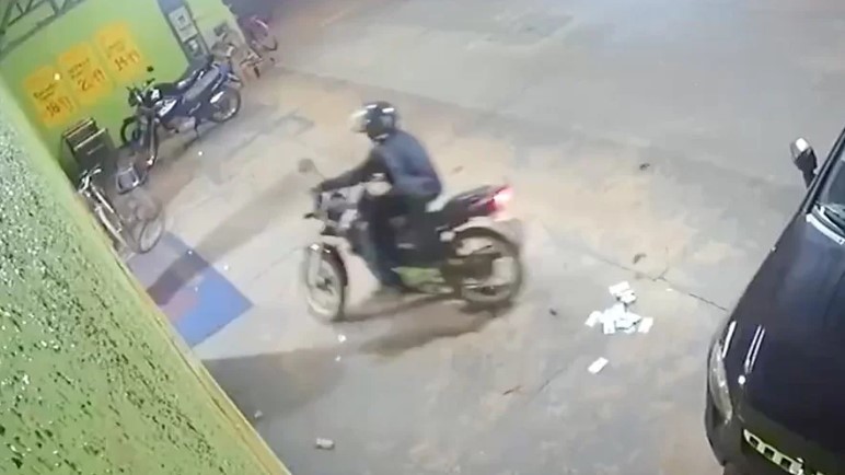 Criminoso deixa dinheiro roubado cair durante fuga