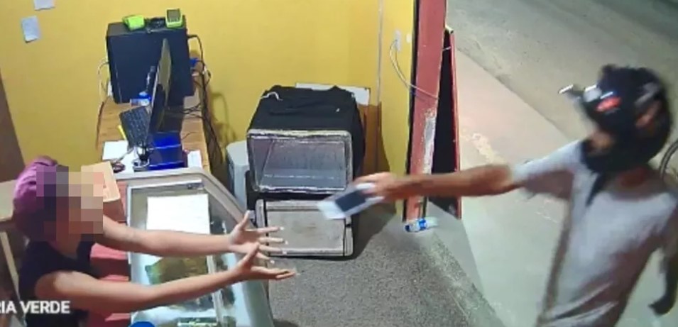 Criminoso devolve celular roubado para dona