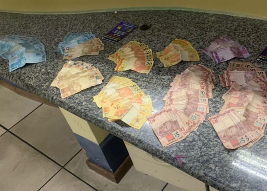 Dinheiro apreendido em bingo clandestino em Brás de Pina