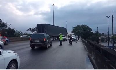 Uma carreta e oito carros se envolvem em engavetamento na Avenida Brasil
