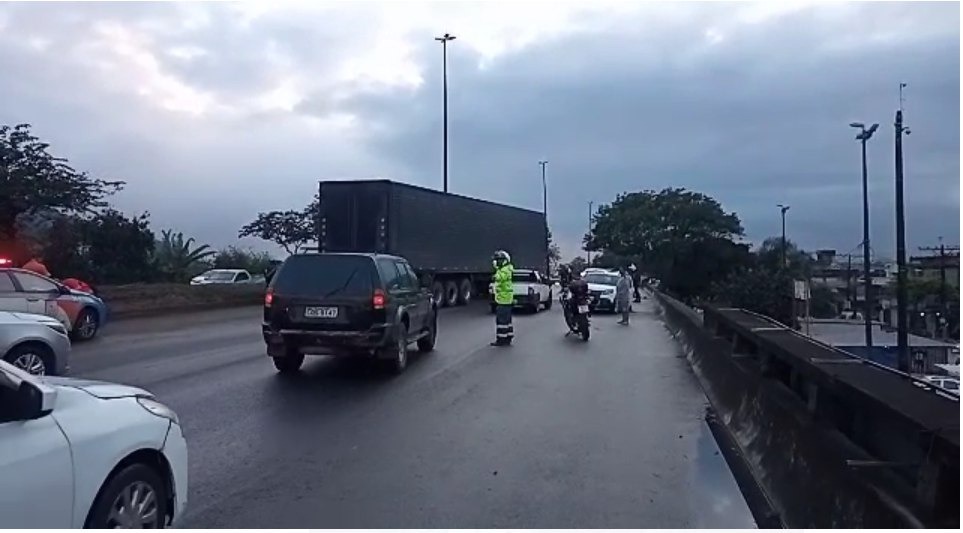 Uma carreta e oito carros se envolvem em engavetamento na Avenida Brasil