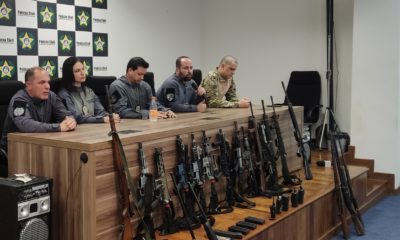 Coletiva da Polícia Civil sobre a apreensão de arsenal que pertencia à milícia liderada por Tandera