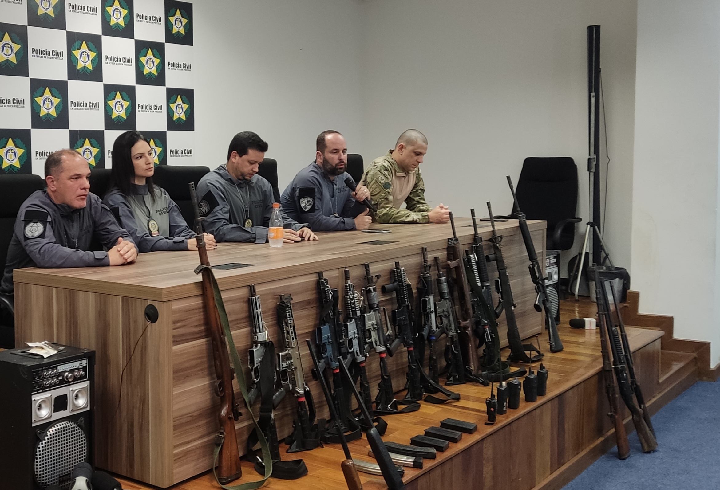 Coletiva da Polícia Civil sobre a apreensão de arsenal que pertencia à milícia liderada por Tandera