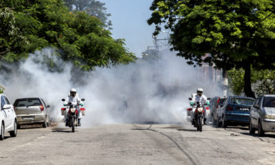 Semanalmente, locais estão sendo visitados pelas equipes das motofogs e fumacês, que pulverizam o inseticida no ar