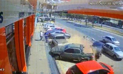 Motorista embriagado bate em carros no DF