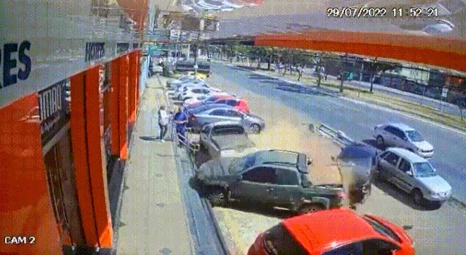 Motorista embriagado bate em carros no DF