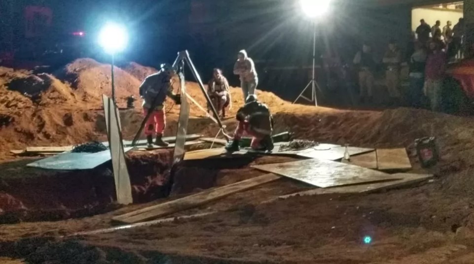 Resgate de criança que caiu em buraco de 8 metros em Minas Gerais