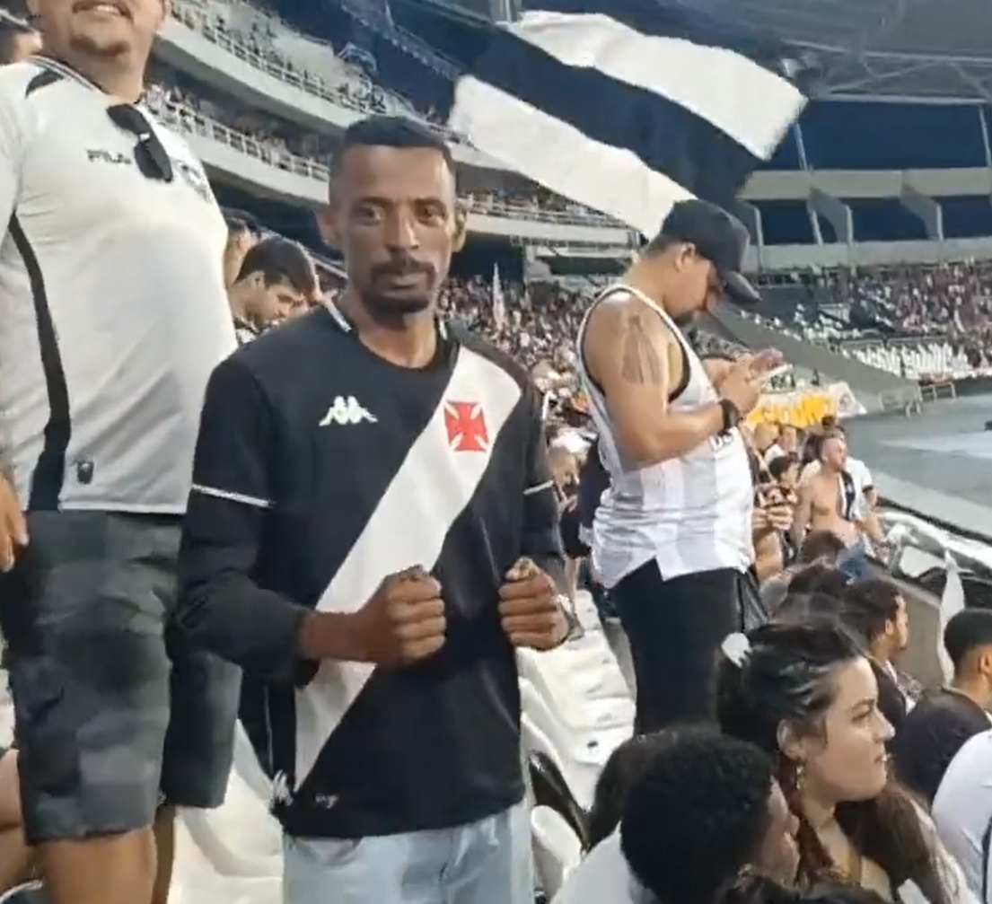 Vascaíno na torcida do Botafogo