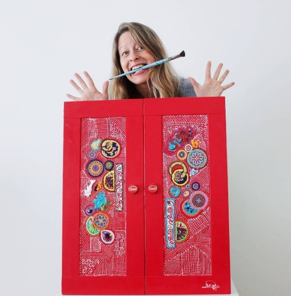 Sustentabilidade na arte: artista plástica reutiliza portas, janelas e gavetas para criar obras únicas