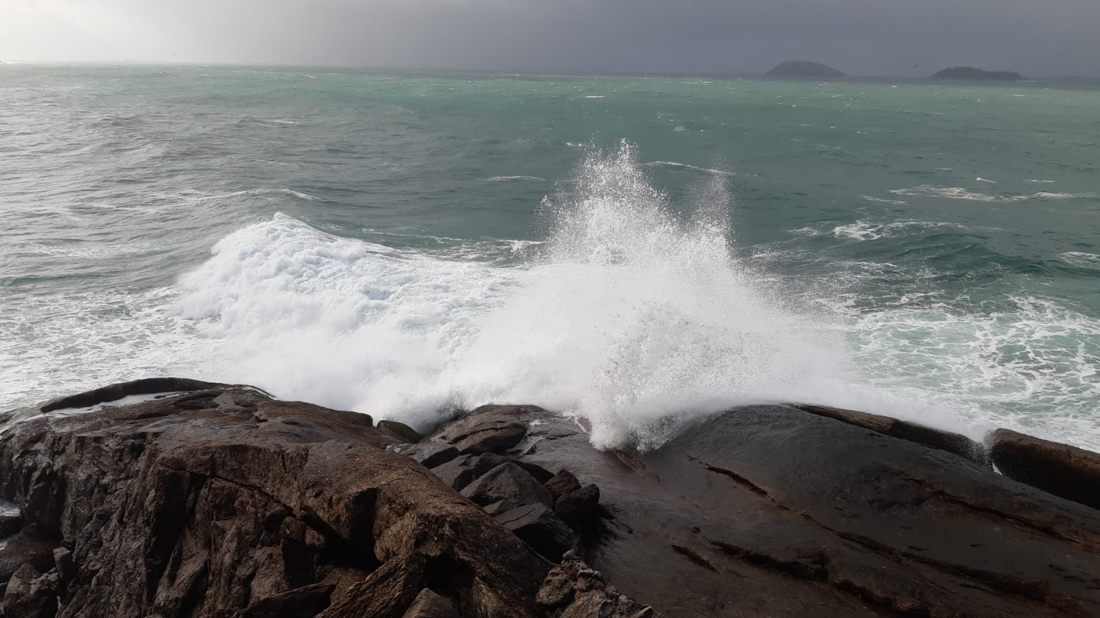 Ventania provoca ressaca na orla do Rio de Janeiro