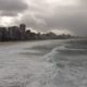 Tempo instável no Rio de Janeiro provoca ventania e ondas