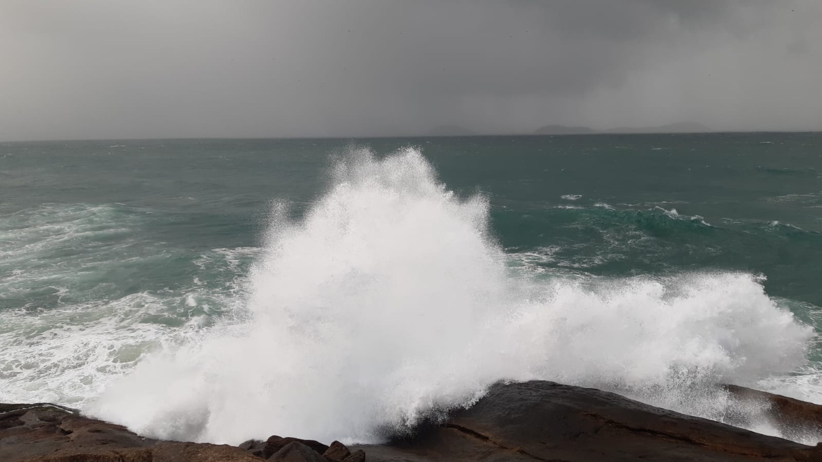 Ventania causa ressaca no Rio de Janeiro