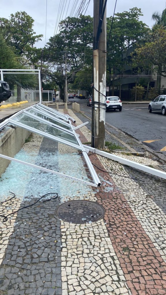Portão de prédio na Barra da Tijuca completamente destruído após ventania no Rio