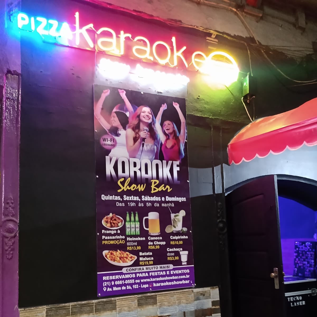 Com ingresso barato, bar com karaokê vira novo point na Lapa