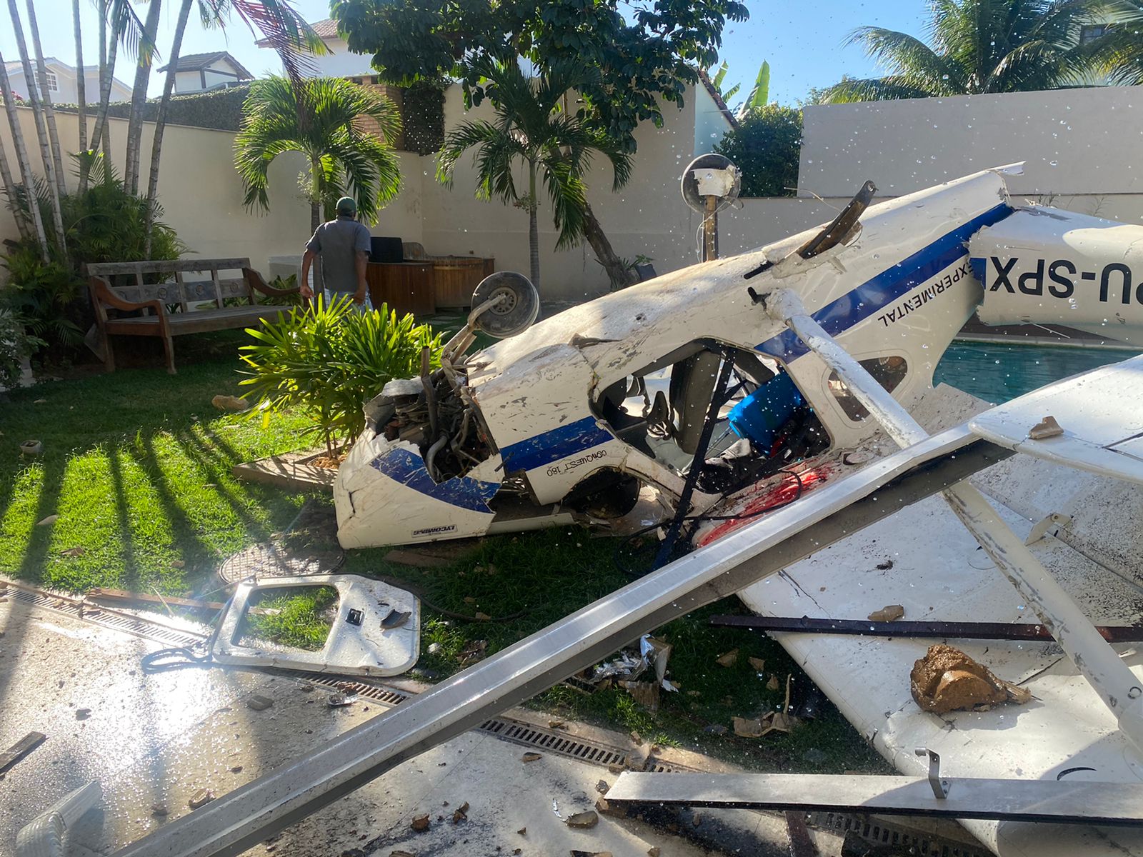 Ultraleve cai no jardim de casa em condomínio de luxo da Barra da Tijuca