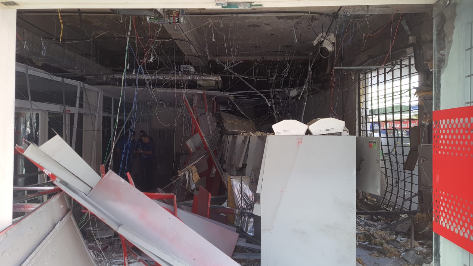 Criminosos explodem agência do Santander na Baixada Fluminense