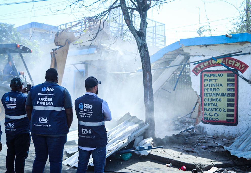 Ferro-velho clandestino é demolido em Pilares