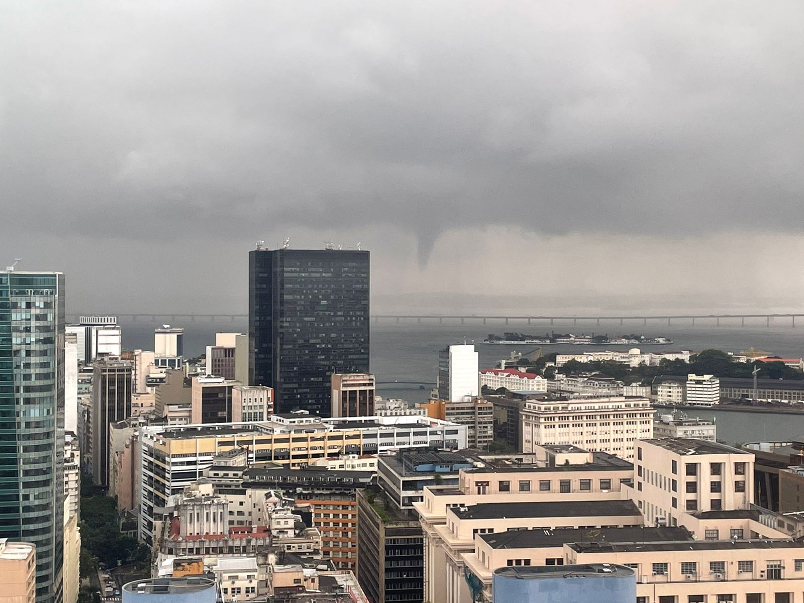 Ciclone se forma na Baía de Guanabara