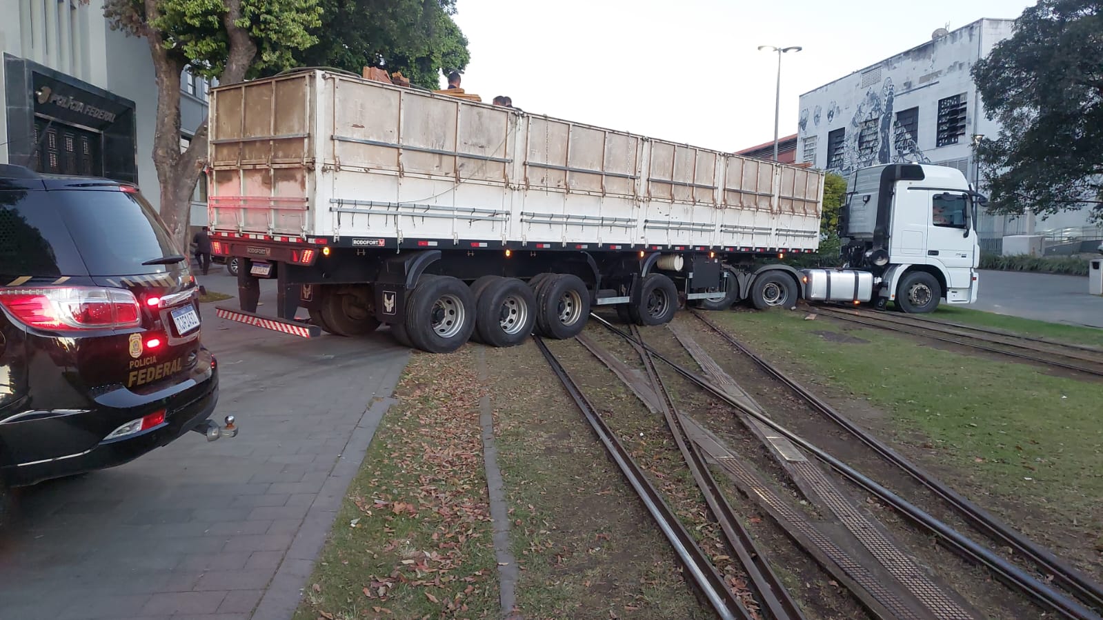 Carreta com maconha apreendida interrompe circulação do VLT na Zona Portuária do Rio
