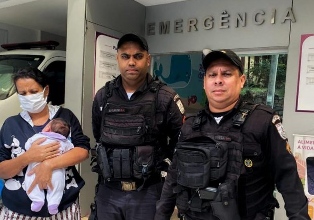 bebê salvo pela PM depois de se engasgar com leite da mãe