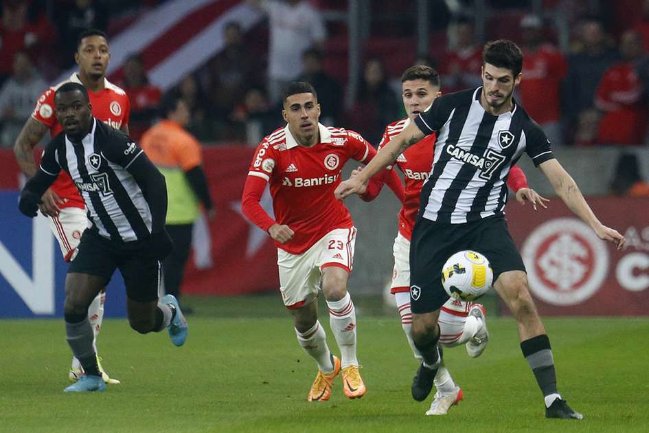 Lucas Piazon e outros três Alvinegros são denunciados pelo STJD por incidentes contra o Internacional