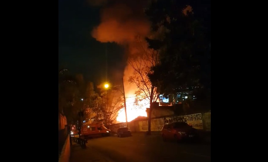 Incendio destruye tienda junto a centro comercial en Nova Iguaçu