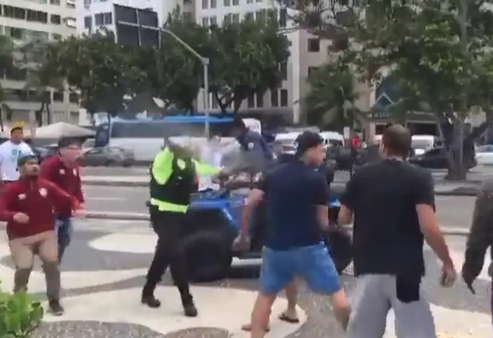 torcida do fluminense e corinthians briga em copacabana