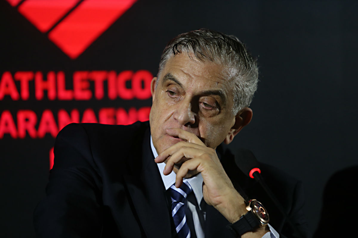 Presidente do Athletico, Petraglia recebe alta após internação em São Paulo