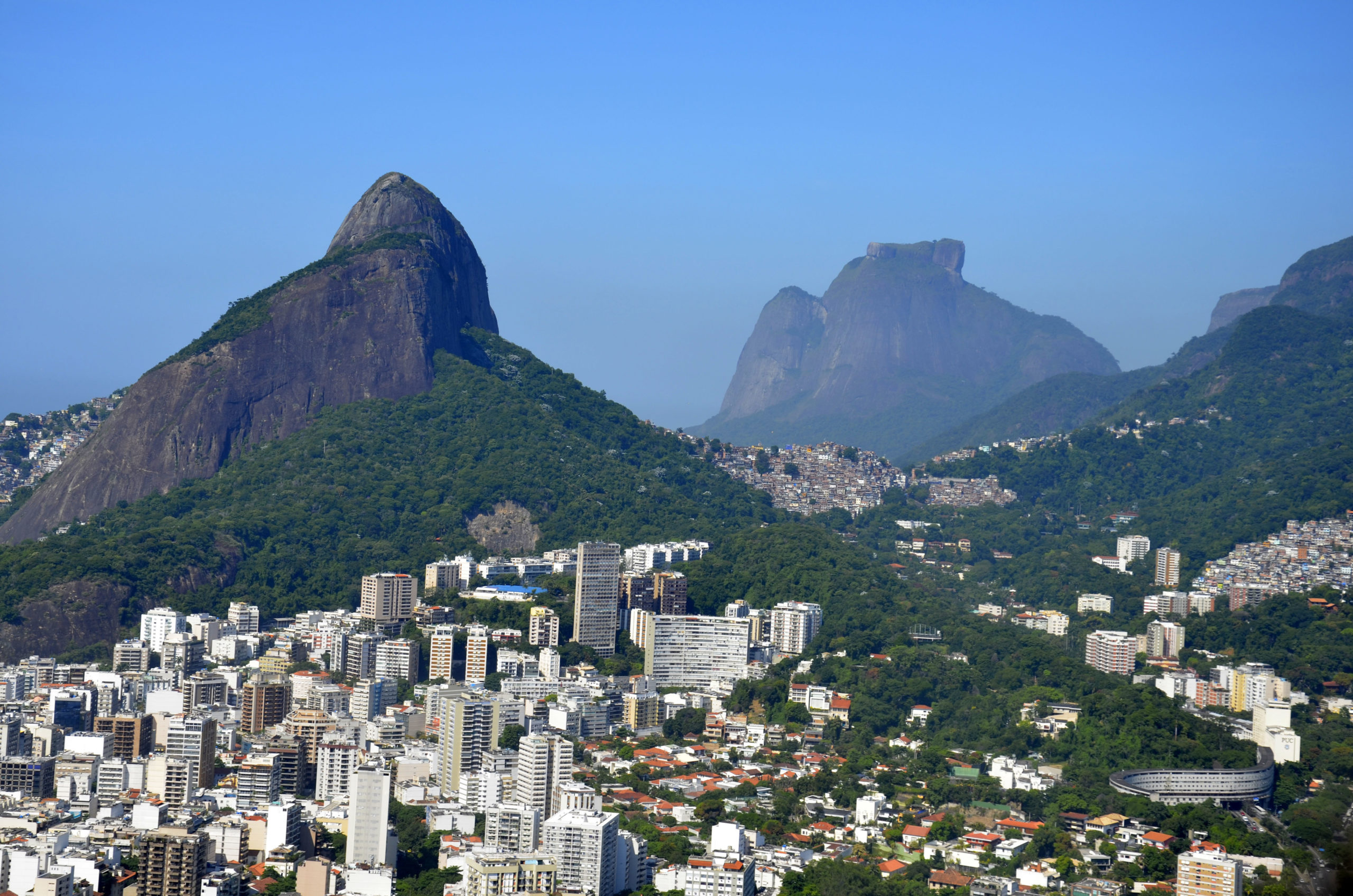 Morro Dois Irmãos com a Pedra da Gávea