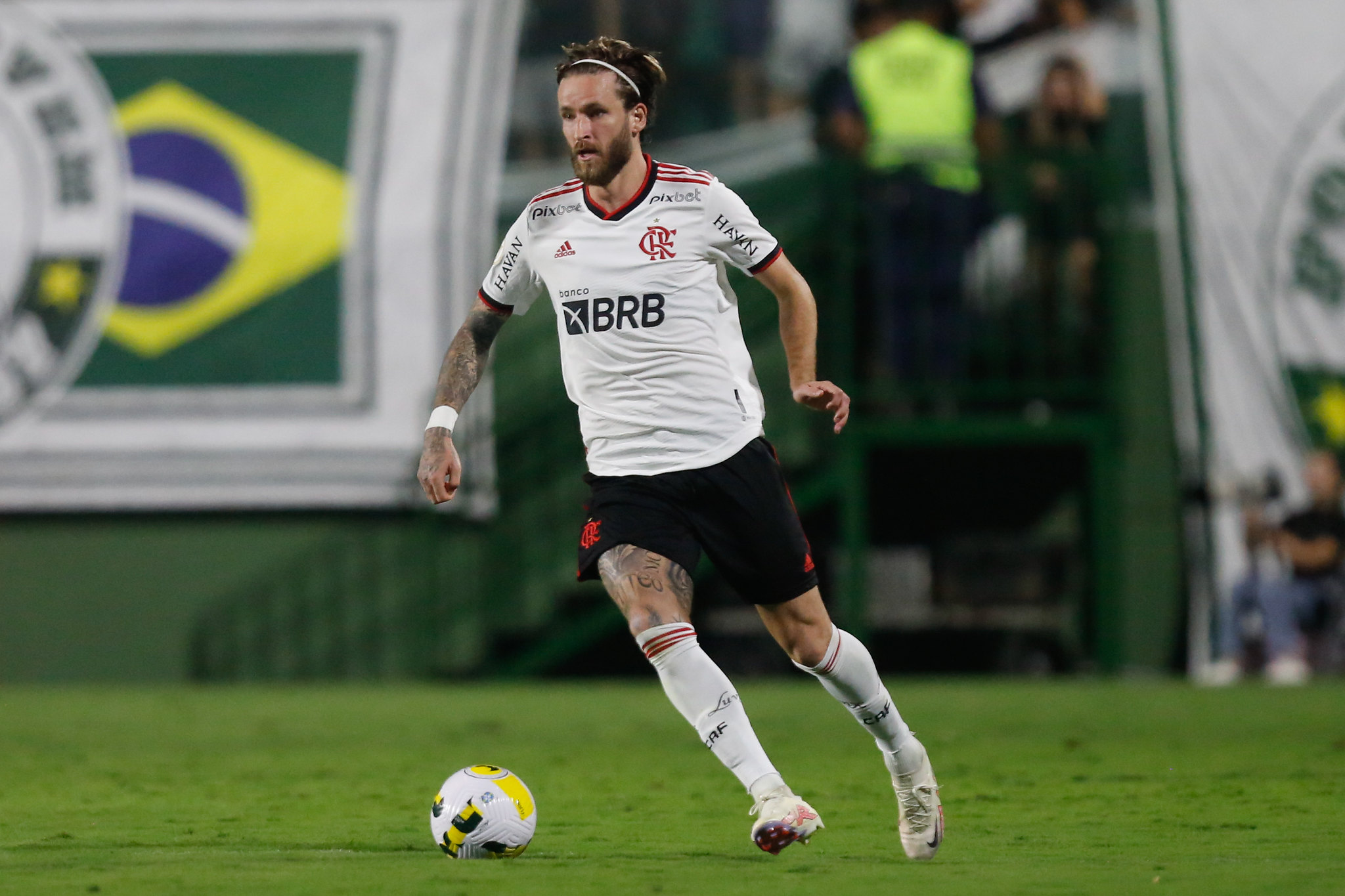 Pedro é punido pelo Flamengo e está fora do jogo contra o Olimpia