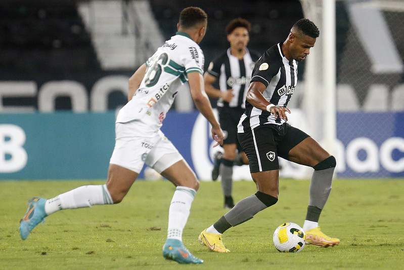 Junior Santos em ação contra o Coritiba