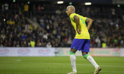 Richarlison comemora gol pela seleção brasileira