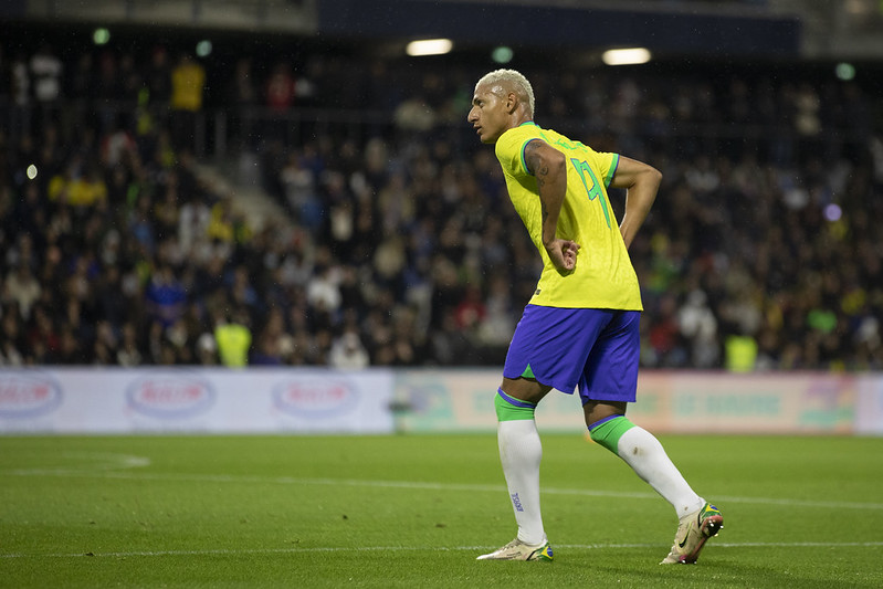 Richarlison comemora gol pela seleção brasileira