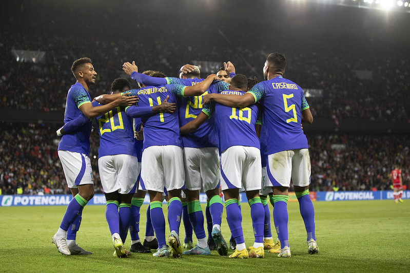 Jogadores do Brasil comemoram gol contra a Tunísia