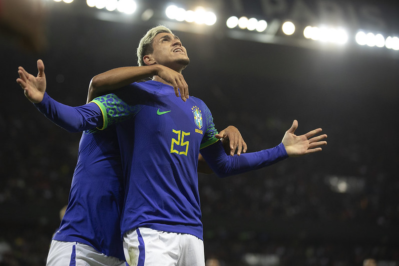 Pedro comemora gol pelo Brasil