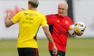 Dorival Jr conversa com o atacante Pedro