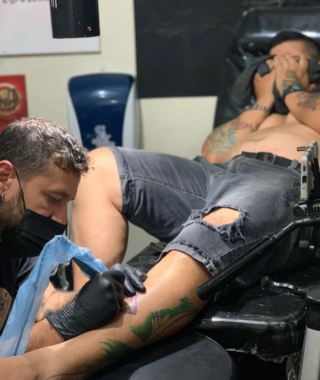 Baiano Barber enquanto fazia a tatuagem em homenagem à Post Malone