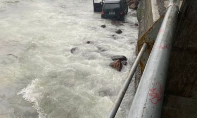 Motorista perde controle e carro cai no mar em praia de Niterói