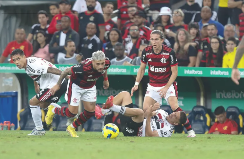 Reinier marca, Flamengo atropela o Avaí e se mantém na liderança