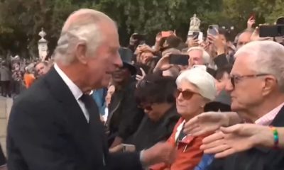 Charlles III cumprimenta a população ao chegar no Palácio de Buckingham